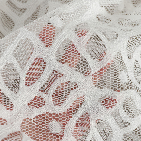 Δαντελένια γυναικεία μπλούζα με χαμηλό κολάρο σε μαύρο και άσπρο χρώμα