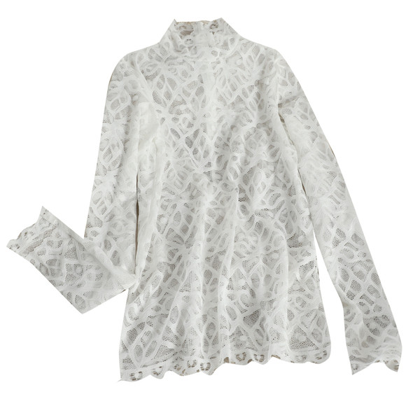 Δαντελένια γυναικεία μπλούζα με χαμηλό κολάρο σε μαύρο και άσπρο χρώμα