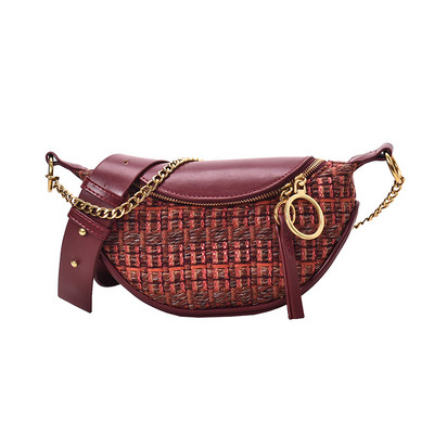 Μοντέρνα γυναικεία τσάντα ώμου με μεταλλικά στοιχεία σε μαύρο, κόκκινο και μπλε χρώμα