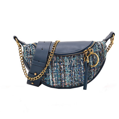 Μοντέρνα γυναικεία τσάντα ώμου με μεταλλικά στοιχεία σε μαύρο, κόκκινο και μπλε χρώμα