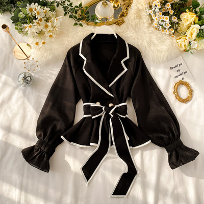 Κομψό γυναικείο πουκάμισο με κολάρο και ζώνη σε άσπρο και μαύρο χρώμα