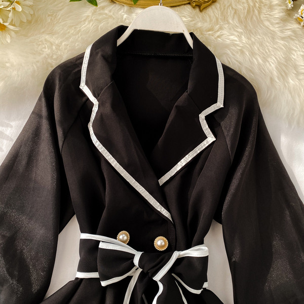 Κομψό γυναικείο πουκάμισο με κολάρο και ζώνη σε άσπρο και μαύρο χρώμα