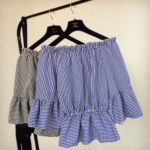 Bluză de damă în carouri cu umerii goi și mâneci largi în albastru și roz