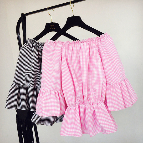 Bluză de damă în carouri cu umerii goi și mâneci largi în albastru și roz