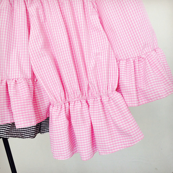 Bluză de damă în carouri cu umerii goi și mâneci largi în albastru și roz