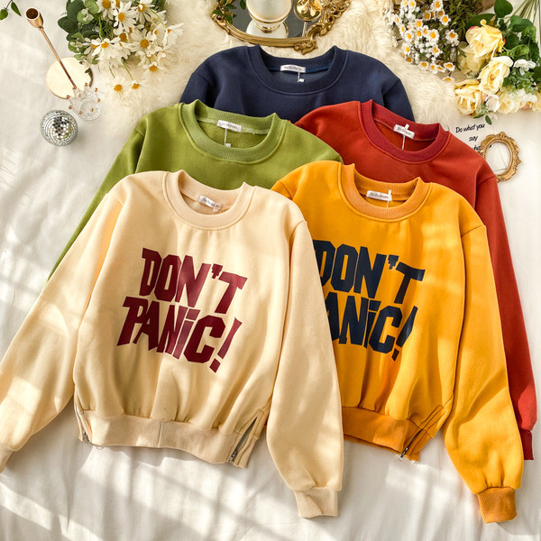 Bluză casual de damă cu inscripție și decolteu oval în diferite culori