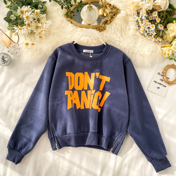 Bluză casual de damă cu inscripție și decolteu oval în diferite culori