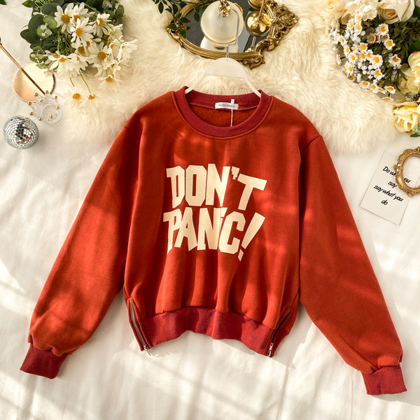 Bluză casual de damă cu inscripție și decolteu oval în diferite culori