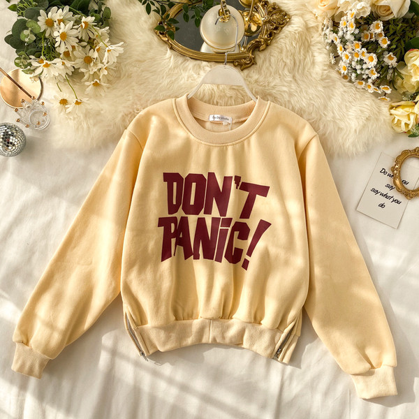 Bluză casual de damă cu inscripție și decolteu oval în diferite culori