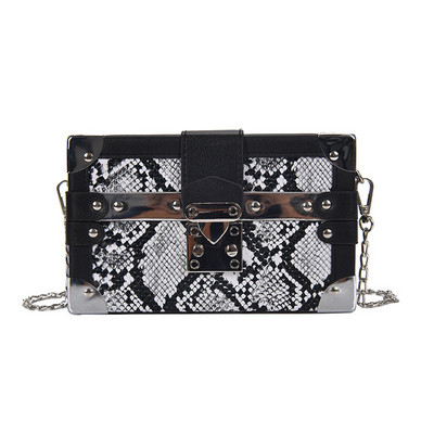 Μοντέρνα γυναικεία τσάντα με μεταλλικό συνδετήρα