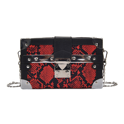 Μοντέρνα γυναικεία τσάντα με μεταλλικό συνδετήρα