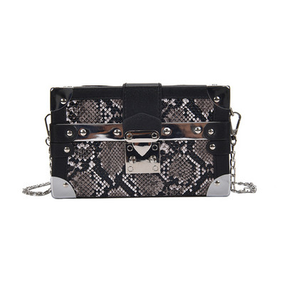 Μοντέρνα γυναικεία τσάντα με μεταλλικό συνδετήρα