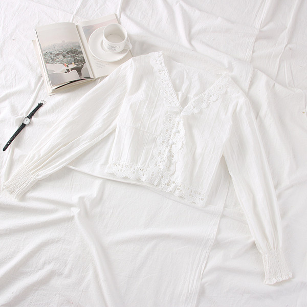 Új modell modern női ing spitz nyakkivágással fehér, fekete és bézs színekben