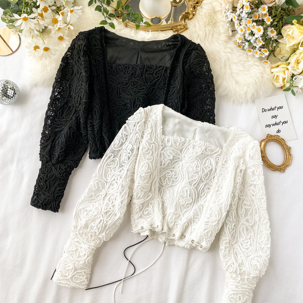 Casual Γυναικεία δαντελένια Μπλούζα με λουριά και τετράγωνη λαιμόκοψη σε λευκό και μαύρο χρώμα