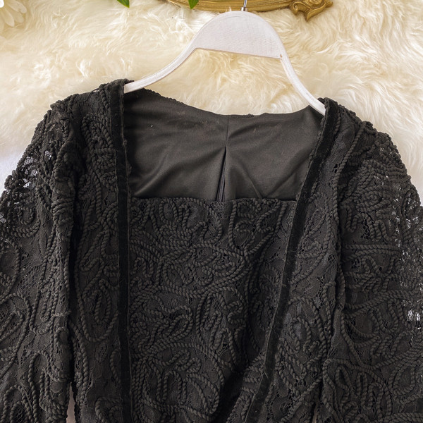 Casual Γυναικεία δαντελένια Μπλούζα με λουριά και τετράγωνη λαιμόκοψη σε λευκό και μαύρο χρώμα