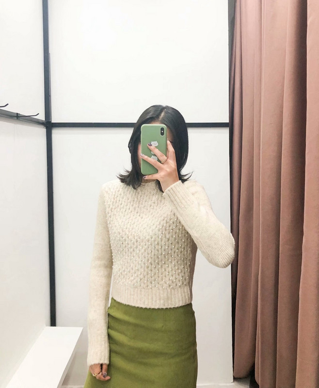 Pulover scurt de dama cu perle si decolteu oval