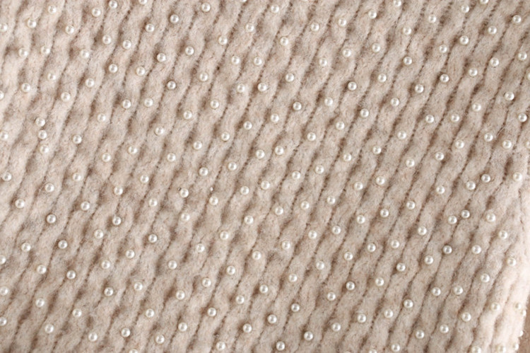 Pulover scurt de dama cu perle si decolteu oval