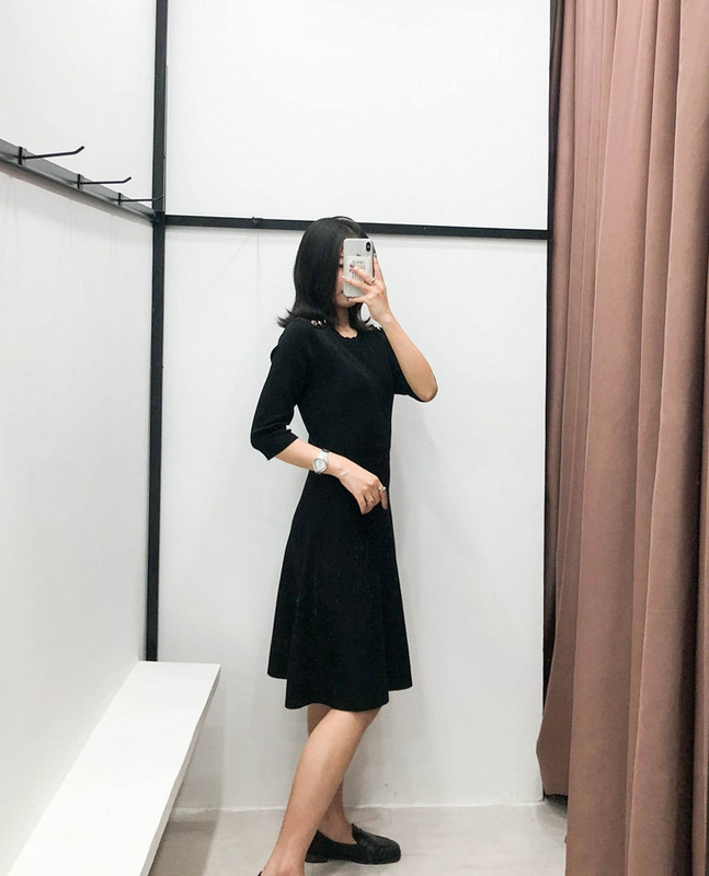 Rochie cu croi lung cu maneci 7/8 si nasturi in negru