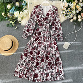 Modern női ruha virágmintával, V-nyakkal
