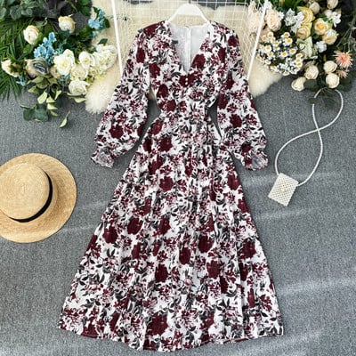 Modern női ruha virágmintával, V-nyakkal