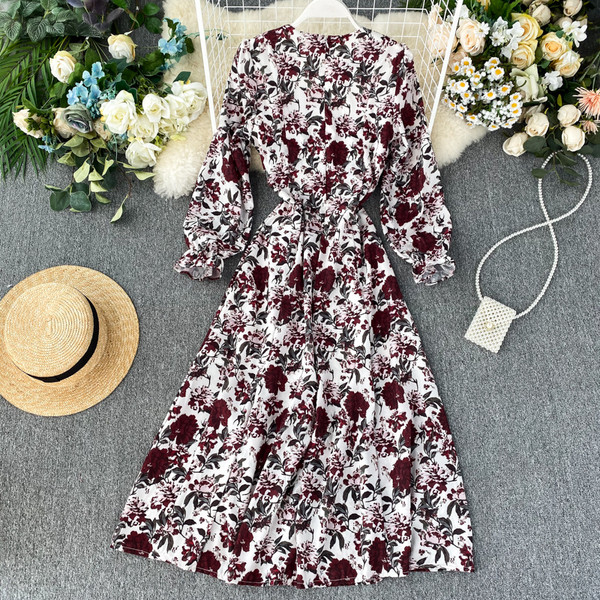 Modern női ruha virágmintával, V-nyakkal