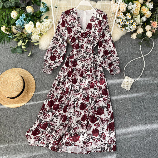 Modern női ruha virágmintával, V-nyakkal