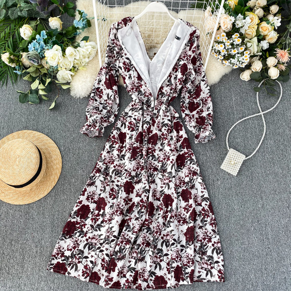 Modern női ruha virágmintával, V-nyakkal