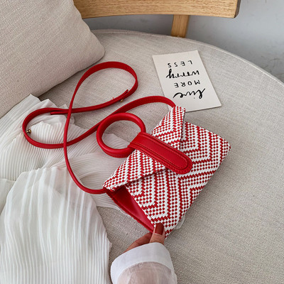 Κομψή γυναικεία τσάντα με μικρή και μακρά λαβή σε μπεζ, κόκκινο και μαύρο χρώμα