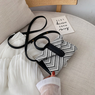 Κομψή γυναικεία τσάντα με μικρή και μακρά λαβή σε μπεζ, κόκκινο και μαύρο χρώμα