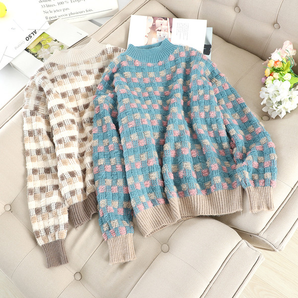 Γυναικέιο πουλόβερ με ωοειδές λαιμόκοψη σε μπλε και μπεζ χρώμα