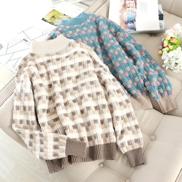 Γυναικέιο πουλόβερ με ωοειδές λαιμόκοψη σε μπλε και μπεζ χρώμα