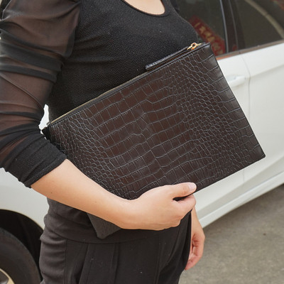 clutch de damă elegant în roșu, negru, alb, auriu și argintiu