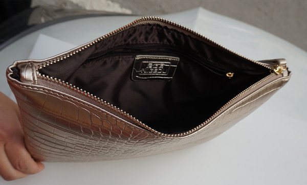 clutch de damă elegant în roșu, negru, alb, auriu și argintiu