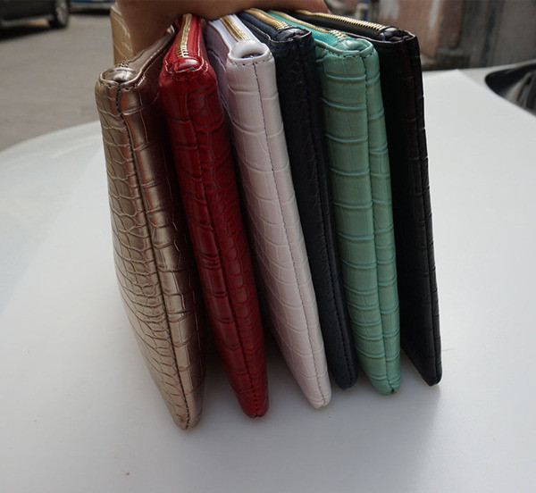 clutch de damă elegant în roșu, negru, alb, auriu și argintiu