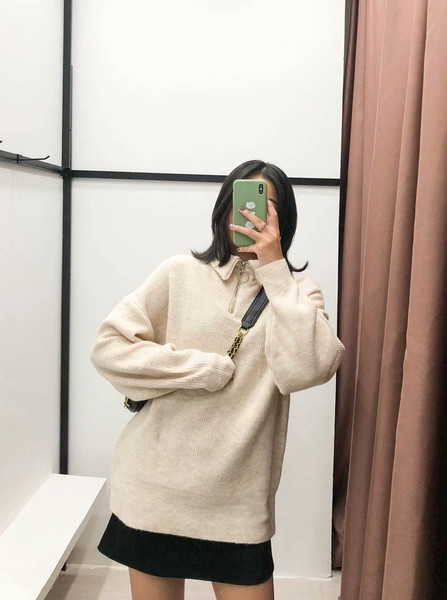 Μακρύ πουλόβερ με κλασικό κολάρο και φερμουάρ σε μπεζ χρώμα