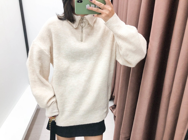 Μακρύ πουλόβερ με κλασικό κολάρο και φερμουάρ σε μπεζ χρώμα