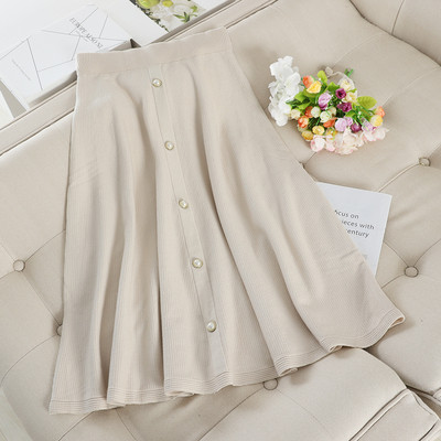 Model fustă de damă croiată cu nasturi în patru culori