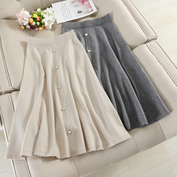 Model fustă de damă croiată cu nasturi în patru culori