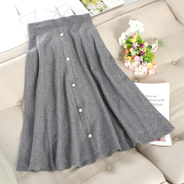 Model fustă de damă croiată cu nasturi în patru culori