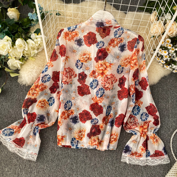 Cămașă modernă de damă cu model floral în alb și negru