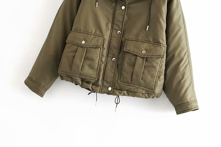 Geacă scurtă de iarnă cu buzunare și glugă de culoare verde