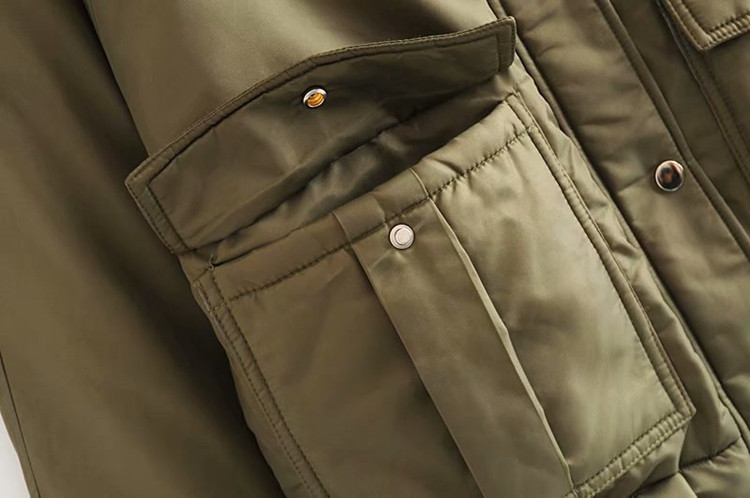 Geacă scurtă de iarnă cu buzunare și glugă de culoare verde