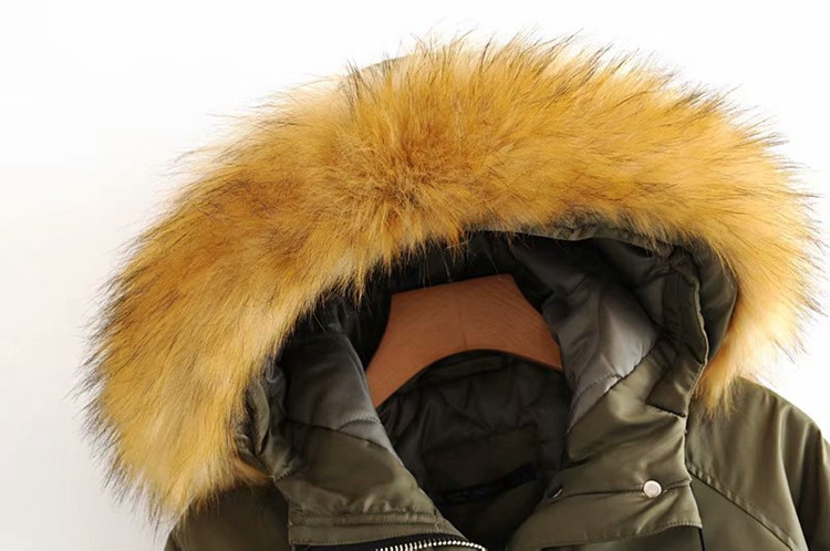 Geacă scurtă de iarnă cu buzunare și glugă de culoare verde