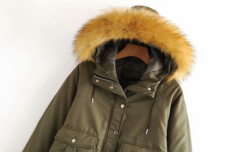 Geacă scurtă de iarnă cu buzunare și glugă de culoare verde