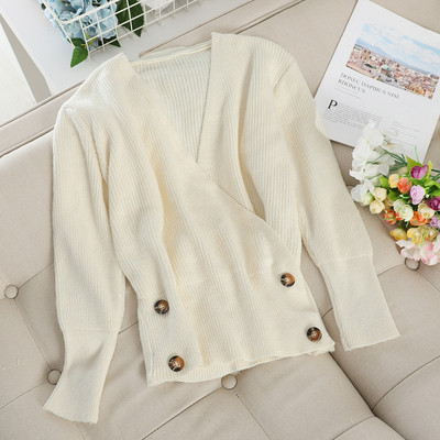 Μοντέρνο γυναικείο πουλόβερ τ με κουμπιά και λαιμόκοψη σε διάφορα χρώματα