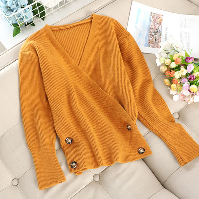 Μοντέρνο γυναικείο πουλόβερ τ με κουμπιά και λαιμόκοψη σε διάφορα χρώματα