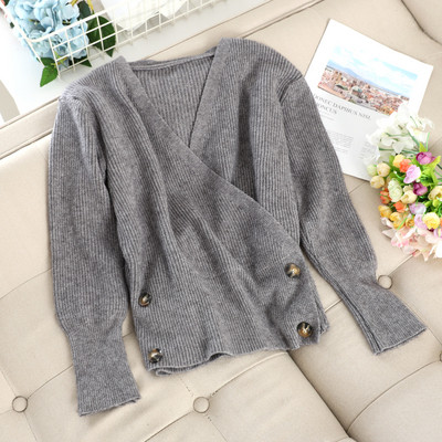 Μοντέρνο γυναικείο πουλόβερ τ με κουμπιά και λαιμόκοψη σε διάφορα χρώματα