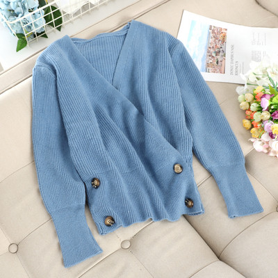 Μοντέρνο γυναικείο πουλόβερ τ με κουμπιά και λαιμόκοψη σε διάφορα χρώματα