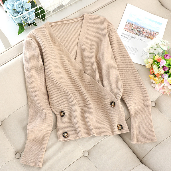 Μοντέρνο γυναικείο πουλόβερ τ με κουμπιά και λαιμόκοψη σε διάφορα χρώματα