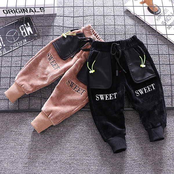 Μοντέρνα παντελόνια για αγόρια με κεντήματα και τσέπες σε καφέ και μαύρο χρώμα